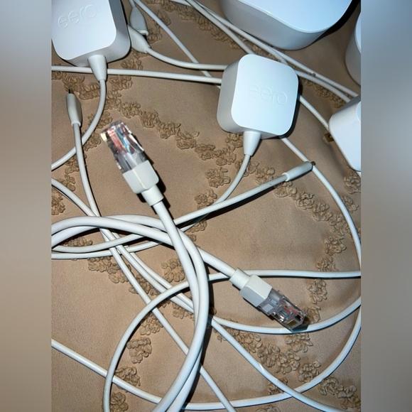 LIKE NEW‼️Amazon eero Mesh WiFi Router/Extender (covers ≤1,500 sq ft w/one eero) - Picture 6 of 9